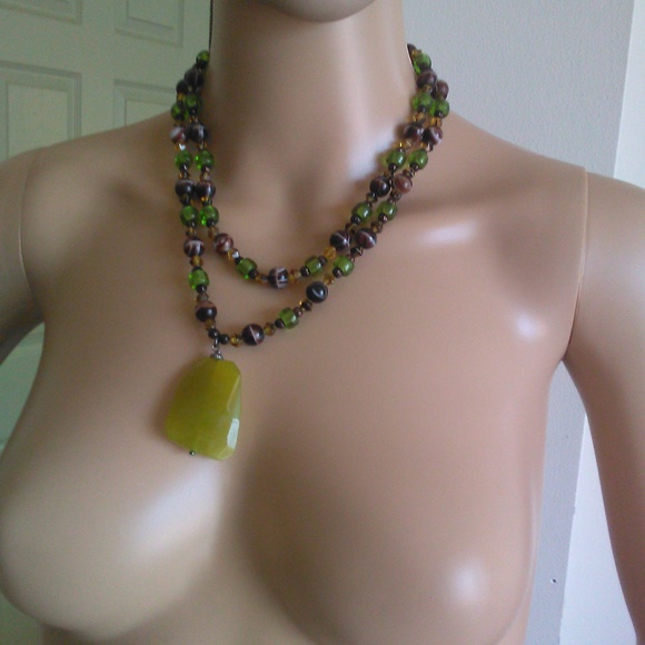 VINTAGE VERY LONG GLASS BEADED NECKLACE W/ LARGE GREEN DIAMOND CUT STONE - Picture 9 of 9